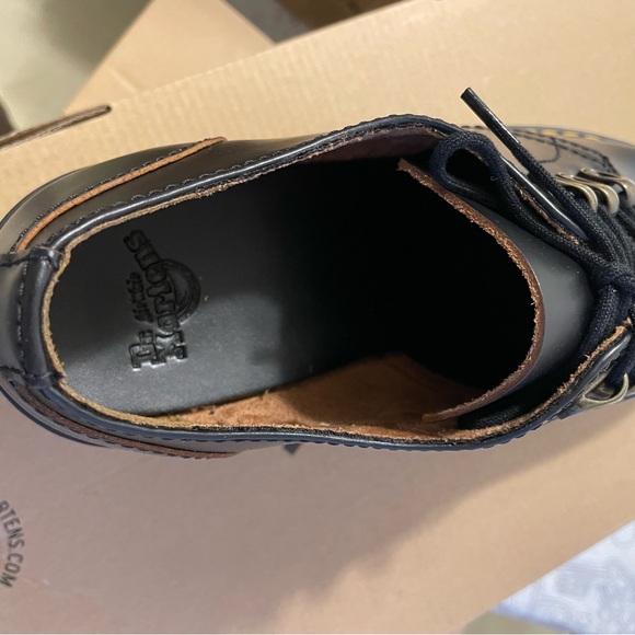 Dr. Martens Womens Leona Low Platform Shoe size 9 - Picture 3 of 8